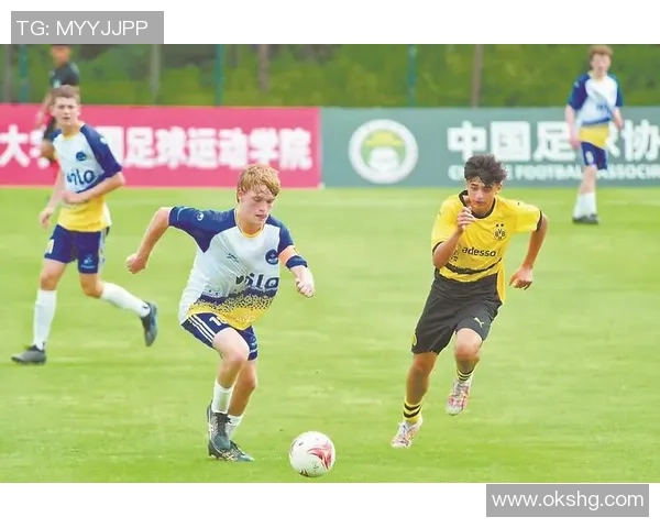 足球明星与小孩的温馨互动瞬间展现梦想与希望的交汇 足球明星与小孩的温馨互动瞬间展现梦想与希望的交汇